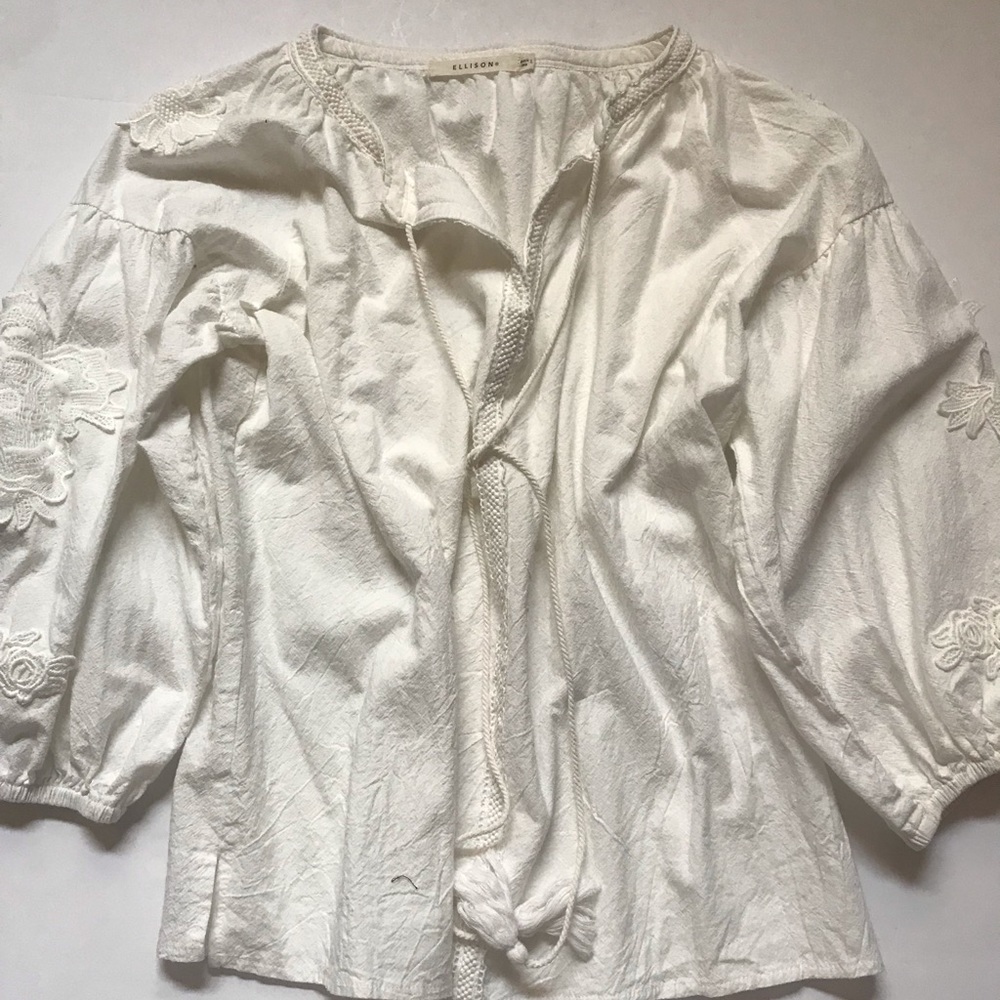 White cotton v-neck w embroidery top